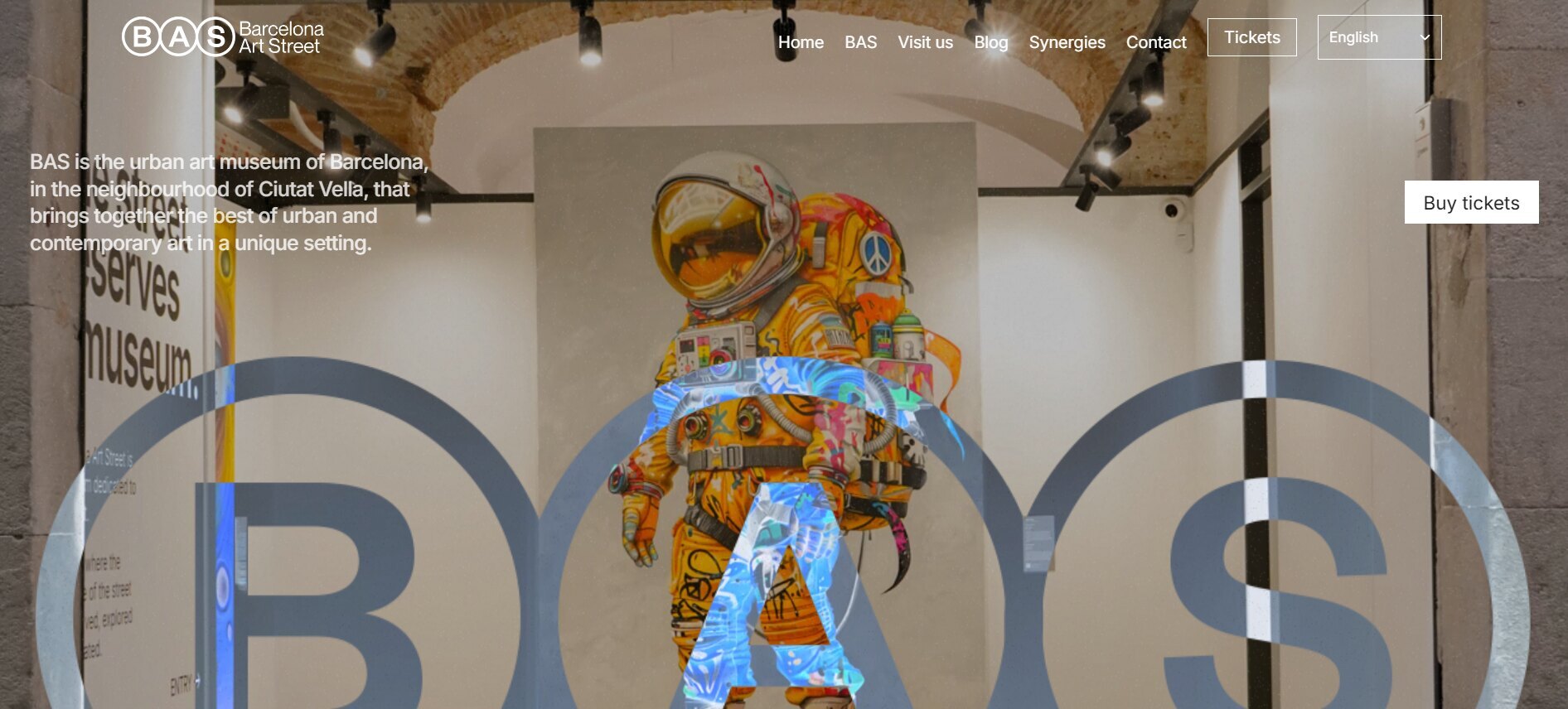 Interior BAS Barcelona Art Street Museum com astronauta colorido de arte urbana